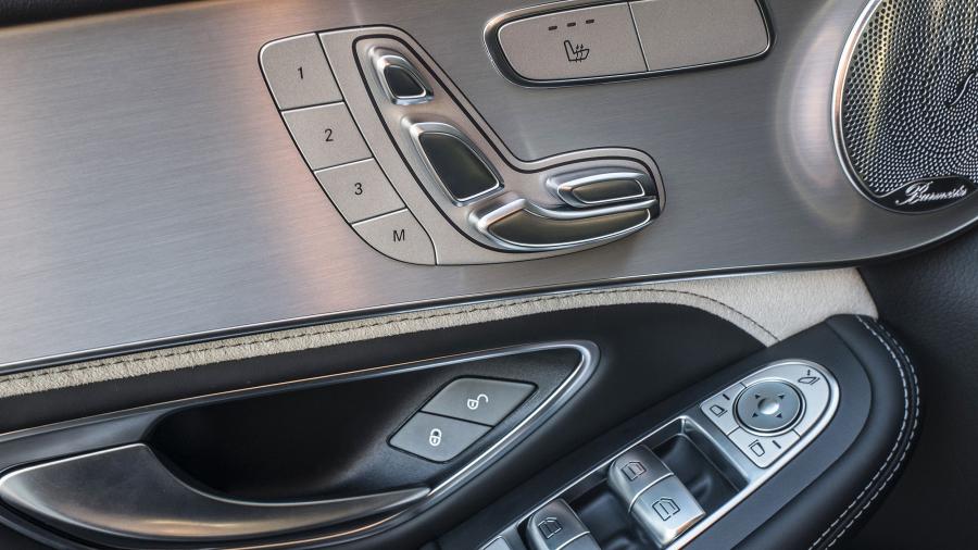 Детали интерьера Mercedes-AMG GLC63 S 4Matic+ Coupe (C253) 2017 года  (WW) (фото 63 из 63)